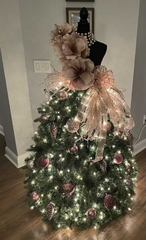 Manequin Christmas Tree, Christmas Mannequin, Mannequin Decor, Dress Form Christmas Tree, Christmas Decor Ideas Classroom, Mannequin Christmas Tree, Christmas Decor Ideas Bedroom, Elegant Christmas Tree Decorations, Tree Decorations Diy