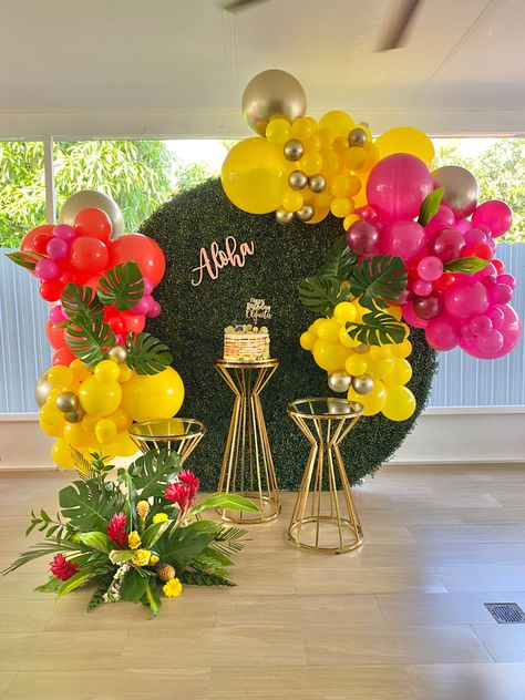 Lua Themed Party, Decoration With Balloons, Backyard Luau, Hawaii Birthday Party, Twins Party, Moms 60th, Hawaii Themed Party, Tropical Theme Party, Tropical Birthday Party