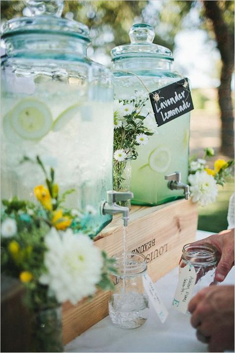 lemonade wedding drink dispenser for outdoor wedding ideas Country Picnic, Theme Garden, Vintage Garden Parties, Picnic Theme, Outdoor Baby Shower, Lavender Lemonade, Garden Wedding Decorations, בר מצווה, Wedding Drink