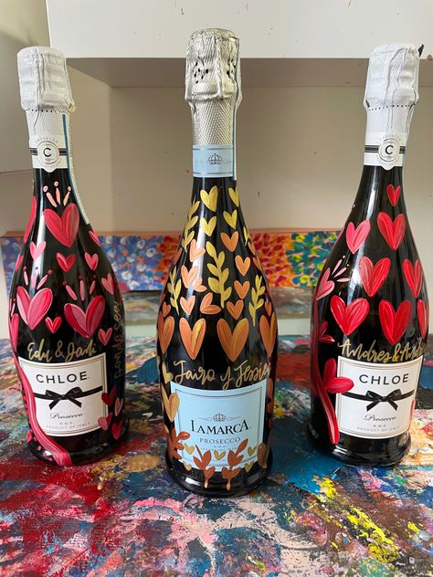 Hand Painted Wine Bottles Simple, Bridal Balloons, Bedazzled Liquor Bottles, Custom Champagne Bottle, Wine Gifts Diy, Decorated Liquor Bottles, Birthday Wine Bottles, Engagement Balloons, Wine Bottle Project