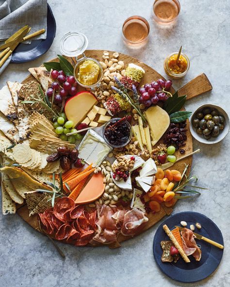 Grazing Table | 6 Pro Tips for Building the Most Festive Cheese Board Ever | via Williams-Sonoma blog Pastry Cake Recipes, Turkey Gravy From Drippings, Party Boards, Appetizer Platters, Charcuterie And Cheese Board, Charcuterie Recipes, Thanksgiving Appetizers, Cheese Boards, Grazing Tables