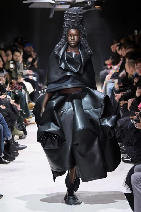 Comme des Garçons Fall 2024 Ready-to-Wear Collection | Vogue Comme Des Garcons Outfit, Comme Des Garcons Runway, Silhouettes Fashion, Bubble Outfit, Robert Wun, Harris Reed, Silhouette Mode, Avantgarde Fashion, Runway 2024