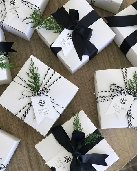 White Box Christmas Packaging, Wrapping Aesthetic, Christmas Present Wrap, Christmas Gift Wrapping Diy, Pretty Gift Wrapping Ideas, Xmas Wrapping, Wrapping Inspiration, Xmas Gift Wrap, Christmas Gift Packaging