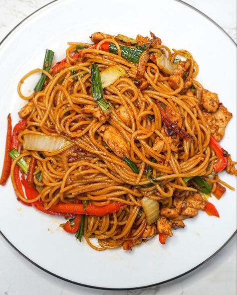 Chicken Stir Fry Aesthetic, Nice Food Pictures, Stir Fry Aesthetic, Dinner Recipes Soul Food, Spaghetti Pictures, Nigerian Spaghetti, Chicken Aesthetic Food, Noodles Pictures, Spaghetti Stir Fry