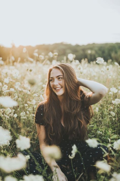 Senior portrait in a flower field Flower Field Senior Pictures, Field Senior Photos, Field Senior Pictures, Senior Portraits Girl, Field Photoshoot, Photo Styles, Friends Goals, Senior Portrait Poses, Country Senior Pictures