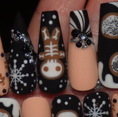 Sydney Petty on Instagram: "#christmasnails #gothchristmasnails #gothchristmas #gingerbreadnails #pressonnails #nails #nailart #nailinspo" Gothmas Nails Short, Merry Creepmas Nails, Terrified Nails, Gothic Christmas Nails Acrylic, Punk Christmas Nails, Christmas Nail Ideas 2024, Goth Thanksgiving Nails, Black Christmas Nail Designs Holidays, Goth Xmas Nails