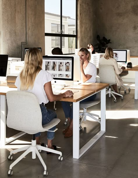 The Fresh And Minimal Workspace Of A Footwear Brand In Byron Bay Minimal Workspace, Inmobiliaria Ideas, Office Design Inspiration, Office Space Design, Dream Office, Office Inspo, Apartment Life, 2022 Vision Board, Coworking Space