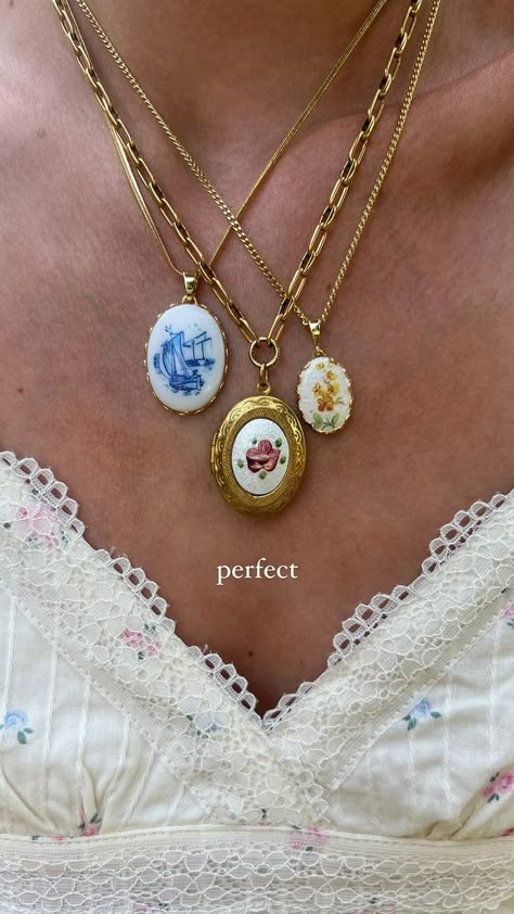 Making Beaded Jewelry Aesthetic, Jewelry Styling Ideas, Dainty Jewelry Stack, Cool Gold Necklaces, Cool Girl Gifts, 90’s Jewelry, 90s Jewelry Aesthetic, Old Money Jewelry Aesthetic, 2025 Jewelry Trends