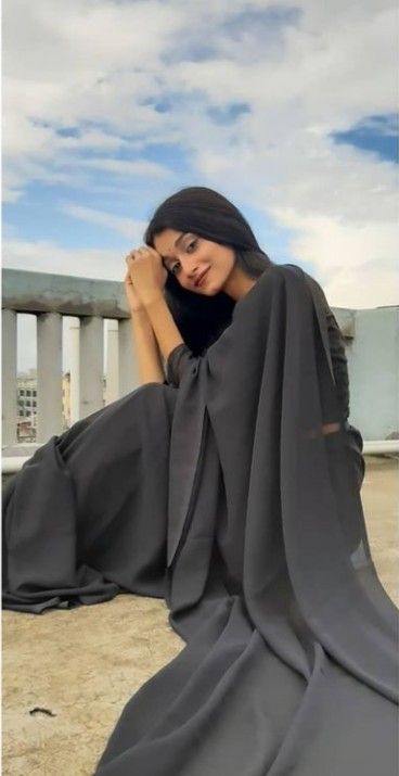 Saree Pose Ideas At Home, Pose For Saree Photoshoot At Home, Sharee Photography Poses With Hijab, Solo Saree Poses, Sari Poses Photo Shoot At Home, Photo Poses In Saree At Home, Aesthetic Saree Poses At Home, Sari Poses Photo Shoot, Saree Photoshoot Poses At Home