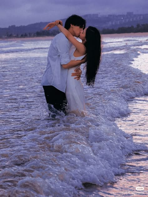 Asian Couple Photography, Romantic Asian Couple, Couple Beach Poses, Underwater Couple Aesthetic, Korean Couple In Beach, Underwater Couple Photography, Korean Couple Photoshoot, Wedding Photoshoot Props, Best Honeymoon Destinations