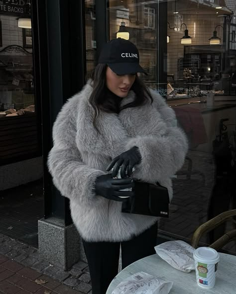 Professional Interview Outfits, Vienna Outfit, Fur Jacket Outfit, Professional Interview, Cropped Faux Fur Coat, Fur Coat Outfit, Winter Mode Outfits, Grey Fur Coat, Elegant Classy Outfits