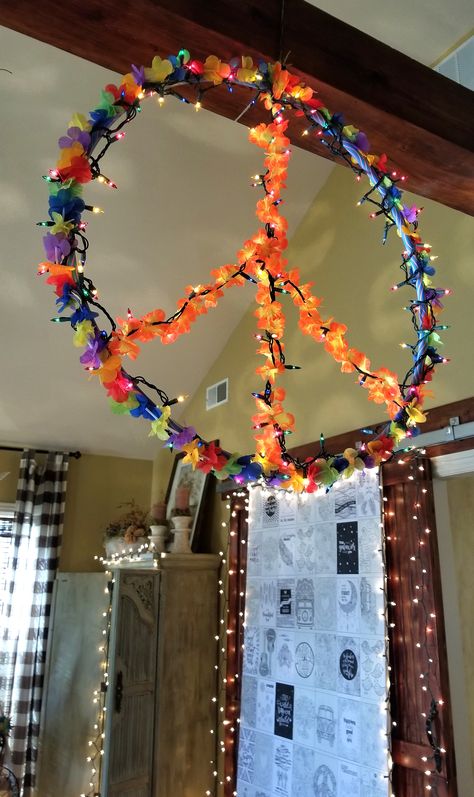 Diy Hippy Party Decor, Diy 60s Party Decorations, 1970 Theme Party Ideas Decor, 40th Birthday 70s Theme, Hula Hoop Peace Sign Diy, Diy 70s Decor Parties Decorations, 70s Decor Party, Peace Sign Decorations, 70s Sweet 16 Party Ideas