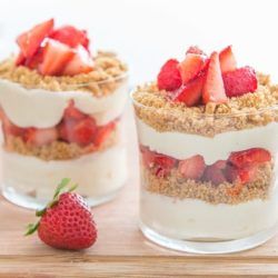 No Bake Strawberry Cheesecake Parfait Cheesecake Parfait Recipes, Strawberry Cheesecake Parfaits, Cheesecake Cups Recipe, Dessert Cups Recipes, Dessert Mini, Strawberry Parfait, Cheesecake Parfaits, Parfait Desserts, Cheesecake Cups