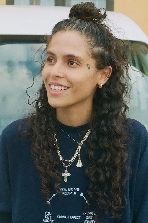 Masc Girl, 070 Shake, Estilo Zendaya, Masc Women, Lesbian Fashion, Estilo Indie, Curly Hair Women, Very Long Hair, Long Hair Women