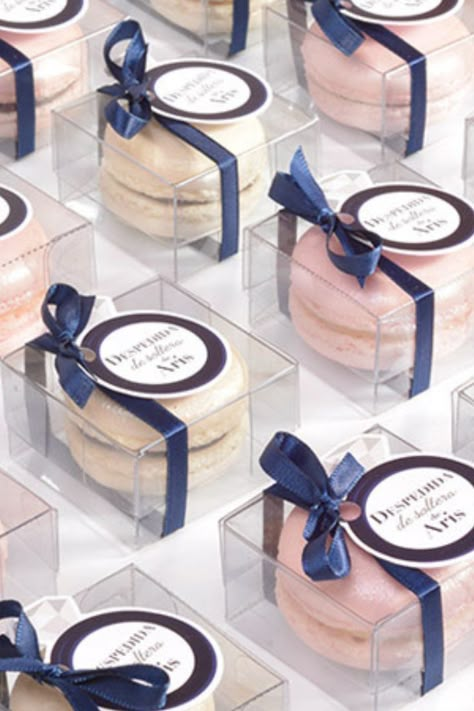 Packaging Macarons Ideas, Wedding Doorgift, Macaron Packaging, Favours Ideas, Cupcake Stand Wedding, Wedding Sweets, Bakery Packaging, Wedding Gifts For Guests, Cupcake Stand