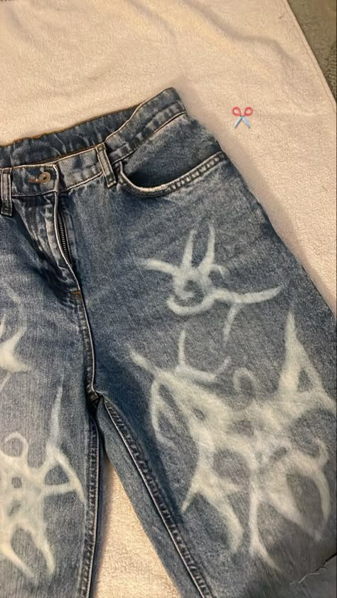 Cool alt trendy Jean bleach insta project Bleached Jeans Design Y2k, Bleach On Jeans, Bleach Painted Jeans, Denim Painting Jeans, Bleached Jeans Design, Painted Baggy Jeans, Bleach Jeans, Bleach Pants, Custom Jeans Diy