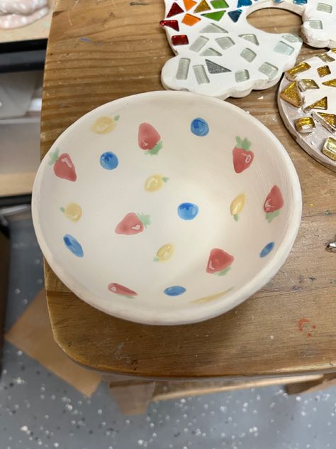 Pottery Painting Raspberries, Fruit Bowl Pottery Ideas, Cute Pottery Plate Ideas, Fruit Pottery Bowl, Cute Bowl Designs Painted, Color Me Mine Ideas Inspiration Plate, Fruit Painted Bowl, Poterry Clay Ideas Bowl, Fruit Ceramic Painting