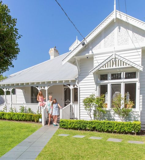 A Hamptons Style Cottage Renovation In Melbourne Weatherboard Cottage Exterior, White Weatherboard Exterior, Weatherboard House Renovation, Hamptons Cottage Exterior, Hamptons House Exterior Australia, Hamptons Style Exterior, Hamptons Style Garden, Cottage Facade, Hamptons Facade