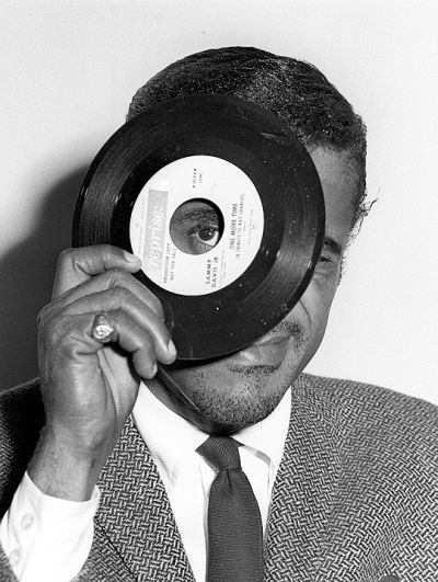 Sammy Davis Jr. photographed by Dezo Hoffman, 1961 Vinyl Records Art, Dj Art, Dj Photos, Lowrider Art, Art Studio Room, Sammy Davis Jr, Flash Photo, Vinyl Record Art, Vintage Flash