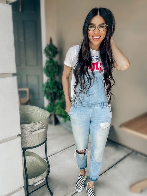 Vans Shirt Outfit, Vans Outfit Summer, Vans Outfit Ideas, Checkered Vans Outfit, Slip On Outfit, Denim Overalls Outfit, Ripped Denim Overalls, Shoe Styling, Vans Outfits