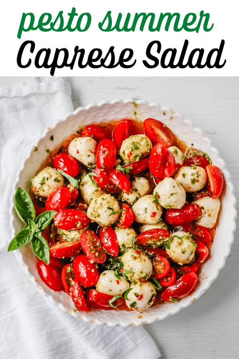 Caprese Salad Cherry Tomatoes, Tomato Caprese Salad, Ensalada Caprese, Tomato Caprese, Bbq Cookout, Caprese Salad Recipe, Pesto Salad, Tomatoes Mozzarella, Keto Salad