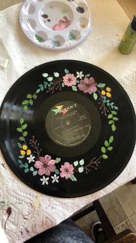 Painted Records Flowers, Vinyl Record Art Ideas, Painted Records, Vinyl Paintings, Painted Vinyl Records, Record Wall Art, Vinyl Art Paint, Cd Diy, Record Painting