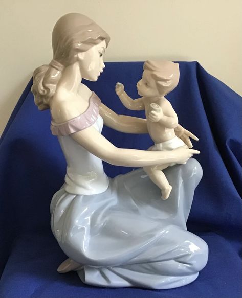 Lladro Porcelain, Lladro Figurines, Retro Images, Me U, Pose Inspiration, Egg Art, Auction Items, Pottery Studio, New Mothers