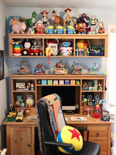 Pixar Offices, Pixar Room, Disney Themed Rooms, Deco Disney, Casa Disney, Nerd Room, Disney Bedrooms, Disney Room Decor, Disney Rooms