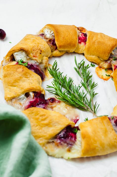 Cranberry Brie Wreath, Brie Cranberry Appetizer, Brie Cups, Brie Wreath, Cranberry Appetizer, Crescent Roll Appetizers, Wreath Recipe, Delish Dinners, Brie Cranberry