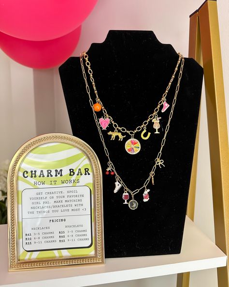 Charm Bar Set Up, Charm Bar Display, Diy Necklace Charms, Craft Night Party, Charm Necklace Diy, Charm Bar, Circle Chain, Custom Charm Necklaces, Bar Displays