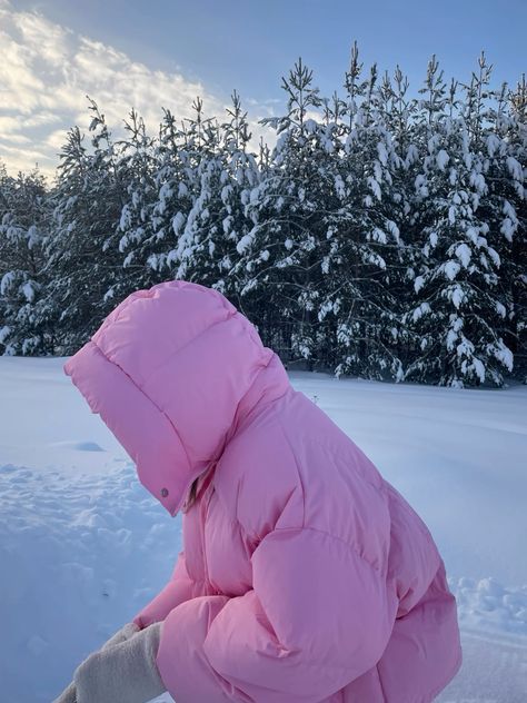 Pink Snowy Aesthetic, Pink Ski Aesthetic, That Girl Winter, Pink Winter Coat Outfit, Pink Coat Outfit Winter, Winter Aesthetic Pink, Pink Winter Aesthetic, Pink Ski Jacket, Best Christmas Destinations