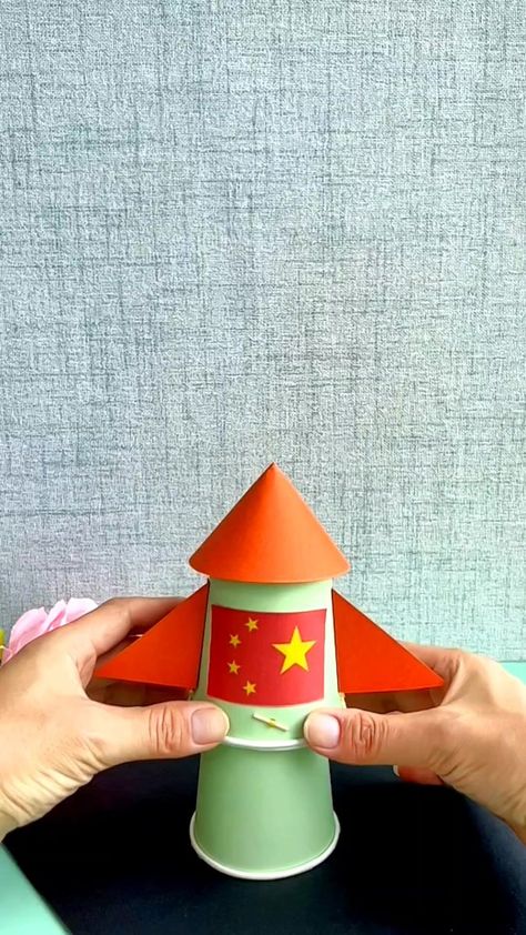 Don't throw away the used paper cups, take your children to make a rocket launcher, it's easy and fun to do in three steps! #parent-childhandmade #paper cuphandmade #waste utilization turns waste into treasure #kindergarten #kidsactivities #kidsart #fun #intresting #children #childrenart #handmade #kids #kidsfun #diy #parentchild #homemade paper craft | paper craft Paper Cup Art, Make A Rocket, Nursery Rhymes Preschool Crafts, Paper Rockets, Rocket Craft, Rocket Art, Art And Craft Paper, Diy Rocket, Homemade Paper