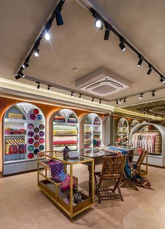 Boutique Interior Design Indian, Prashant Parmar, Interior Design Indian, Fabric Store Design, Store Shelves Design, Retail Store Interior Design, Clothing Store Interior, Clothing Store Design, Store Design Boutique