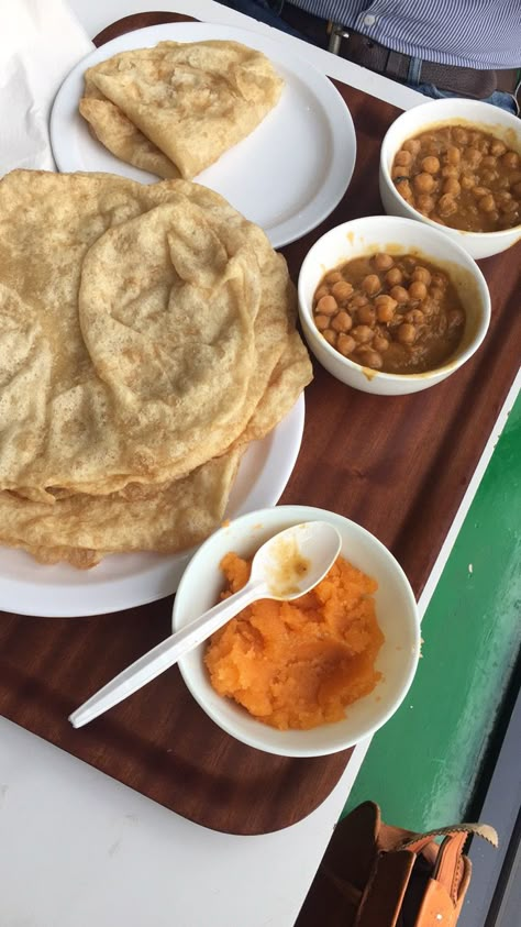 #foodie! Who loves halwa puri?! 🙋🏻 Halwa Puri Nashta Snap, Nashta Snap, Fever Snapchat, Fever Snapchat Story, Halwa Puri, Indian Fast Food, Chicken Recipes Easy Quick, Healthy Cooking Recipes, 15th Birthday Party Ideas