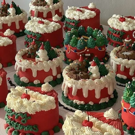 The Mistletoe Motive | Gabrielle Di Natale & Jonathan Frost Christmas Cake Aesthetic, Christmas Cake Designs, Xmas Cake, Pretty Birthday Cakes, Kue Ulang Tahun, Cute Birthday Cakes, Christmas Cakes, Cute Desserts, Christmas Vibes