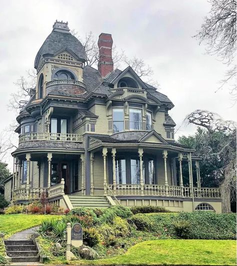 Victorian Era Homes, Victorian Homes Exterior, Old Victorian House, Victorian Style House, Old Victorian Homes, Victorian Style Homes, Victorian Mansions, Casa Vintage, Victorian Architecture