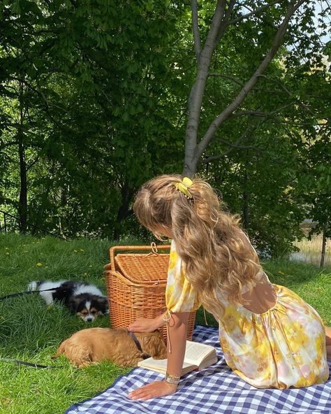 MATILDA DJERF on Instagram: “Sunday, apple pie and Ruru 🥰” Spring Inspo, Spring Girl, Matilda Djerf, Easy Style, Spring Aesthetic, Summer Dream, Summer Photos, How To Pose, Summer Of Love