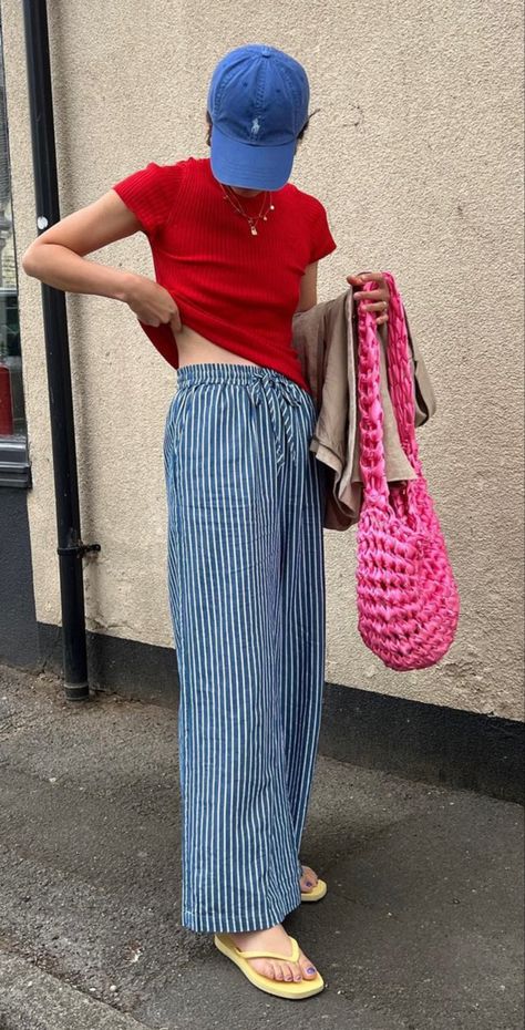 Bright Summer Outfits Casual, Dark Blue Summer Outfit, Blue Pants Outfit Aesthetic, Colorful Bag Outfit, Colorful Minimalism Outfits, Paint Night Outfit, Colorful Outfits Aesthetic Summer, Funky Spring Outfits, Spring Summer Fashion 2024