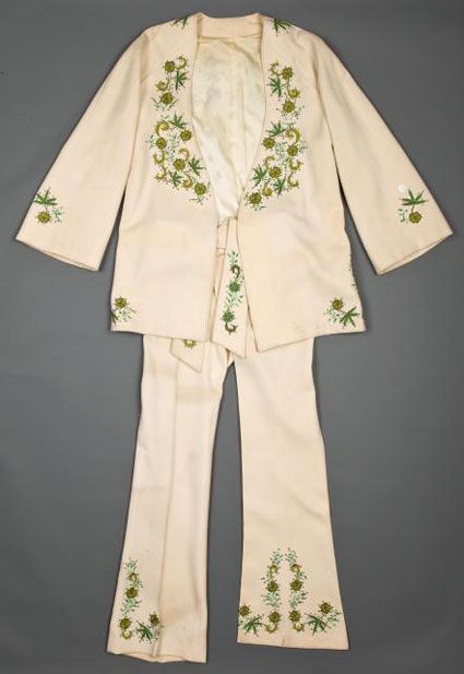 If I had a million dollars I would wear this Nudie suit to the Old 97's show. 70s Suit, Nudie Suit, 70s Cowboy, Pot Leaves, Rhinestone Cowboy, Western Embroidery, Fancy Fits, Western Suits, Fall Looks