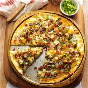 Baked Potato Pizza Recipe -I make this creative pizza for Super Bowl parties. The sour cream, bacon, onions and cheese make every bite taste just like a loaded baked potato.                                         —Gina Pierson, Centralia, Missouri Potato Pizza Recipes, Baked Potato Pizza Recipe, Baked Potato Pizza, Potato Pizza Recipe, Meat And Potatoes Recipes, Reheat Pizza, Creative Pizza, Potato Pizza, Pizza Stromboli