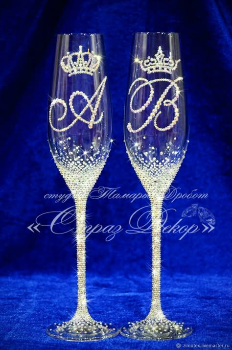 Wedding Champagne Glasses Diy, Bridal Wine Glasses, Glitter Wine Glasses, Wedding Toasting Glasses, Bling Ideas, Diy Wine Glasses, Wedding Champagne Glasses, Wedding Wine Glasses, Decorated Wine Glasses