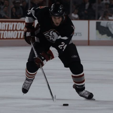 Hockey Men Aesthetic, Hockey Aesthetic Boy, Ice Hockey Photography, Athletic Guy Aesthetic, Hockey Astethic, Hockey Boy Aesthetic, Athletic Boy Aesthetic, Hockey Jersey Aesthetic, Hockey Guy Aesthetic