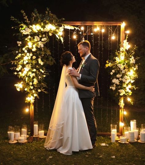 Photoboth Mariage, Wedding Archway, Backyard Reception, Wedding Planning Decor, Wooden Arch, Wedding Stage Decorations, Outdoor Wedding Decorations, Salou, Cute Wedding Ideas