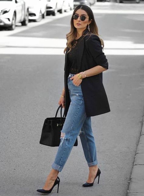 Blazer And Pumps Outfit, Blue Jeans Black Heels Outfit, Blazer And Jeans Outfit Professional, Long Black Blazer Outfit With Jeans, Loose Black Blazer Outfit, Black Longline Blazer Outfit, Black Blezars For Women Outfit, Outfits With Jeans And Blazer, Black Blazer Chic Outfit