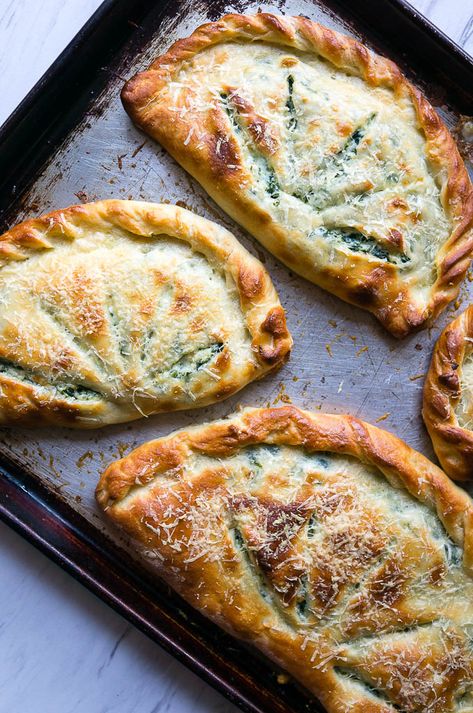 Ricotta and Spinach Calzones. A cheesy vegetarian calzone to substitute into your pizza routine! Resep Pasta, Italian Foods, Vegetarian Cookbook, Makanan Diet, Think Food, Vegetarian Meals, Meatless Meals, Deep Dish, Vegetarian Dishes