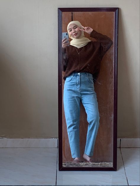 Brown Outfit Hijab, Jeans Outfit Hijab, Brown Hijab, Blue Jean Outfits, Mom Jeans Outfit, Sweet Shirt, Dream Closets, Hijabi Outfits Casual, Brown Tshirt