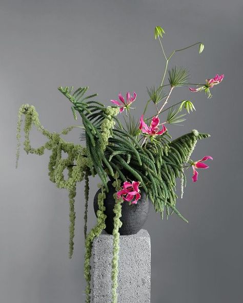 Aiku Floral, Hotel Flower Arrangements, Holiday Floral Arrangements, Sogetsu Ikebana, Hotel Flowers, Christmas Bouquet, Green Bouquet, Flower Artists, Holiday Arrangement