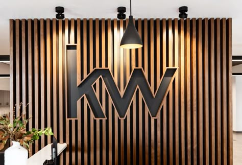 Accent Wall Commercial Design, Office Feature Wall Design, Wall Signage Design, Interior Signage Design, Office Signage Design, Office Interior Design Luxury, Ideas Office Decor, Decorating Office, Bar Deco