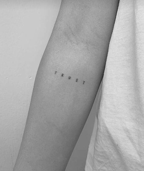 Wörter Tattoos, Tato Henna, Elbow Tattoos, Writing Tattoos, Inspiration Tattoos, Small Girl Tattoos, Tattoo Font, Lip Tattoos, Classy Tattoos