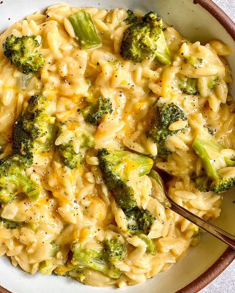 Orzo Salad Dressing, Orzo With Broccoli, Cold Orzo Salad, Orzo Salad Recipes Cold, Wildfit Spring, Orzo Salad With Chicken, Bacon Orzo, Broccoli Cheddar Orzo, Cheddar Orzo